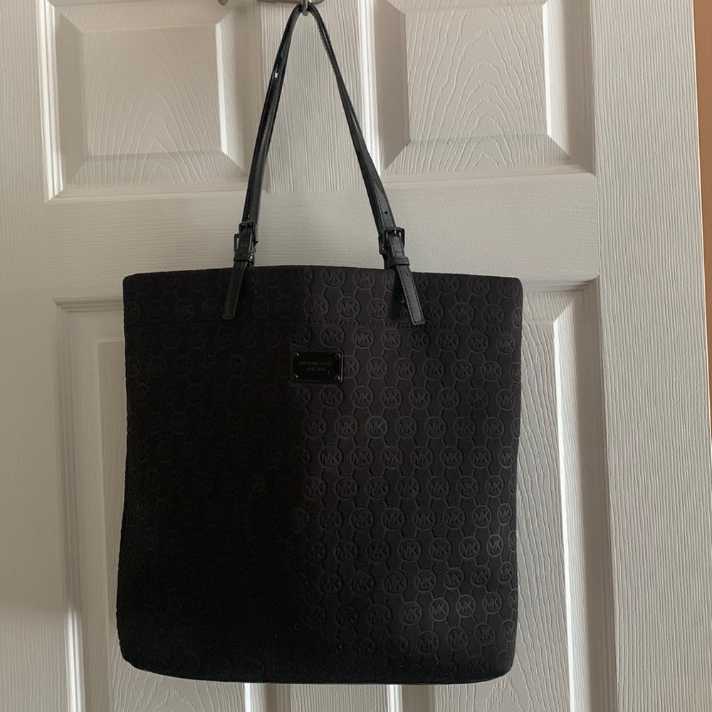 Michael Kors Tote-all black. Good shape.